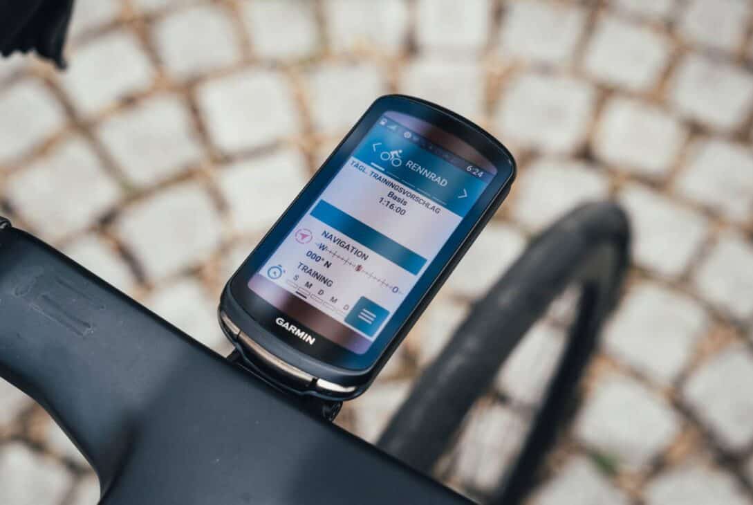 Cronômetro Garmin no guidão de bicicleta durante treinamento de ciclismo, tecnologia para ciclistas.