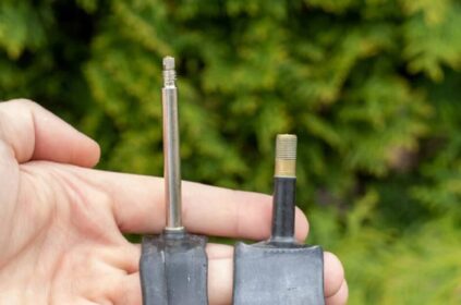 Qual é a diferença entre uma válvula Schrader e uma válvula Presta?